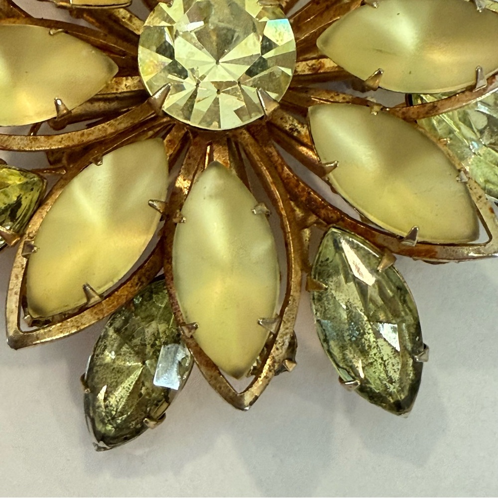 Vintage Frosted Rhinestone Green Floral Statement Brooch Gold Tone Flower Spring - Picture 11 of 13